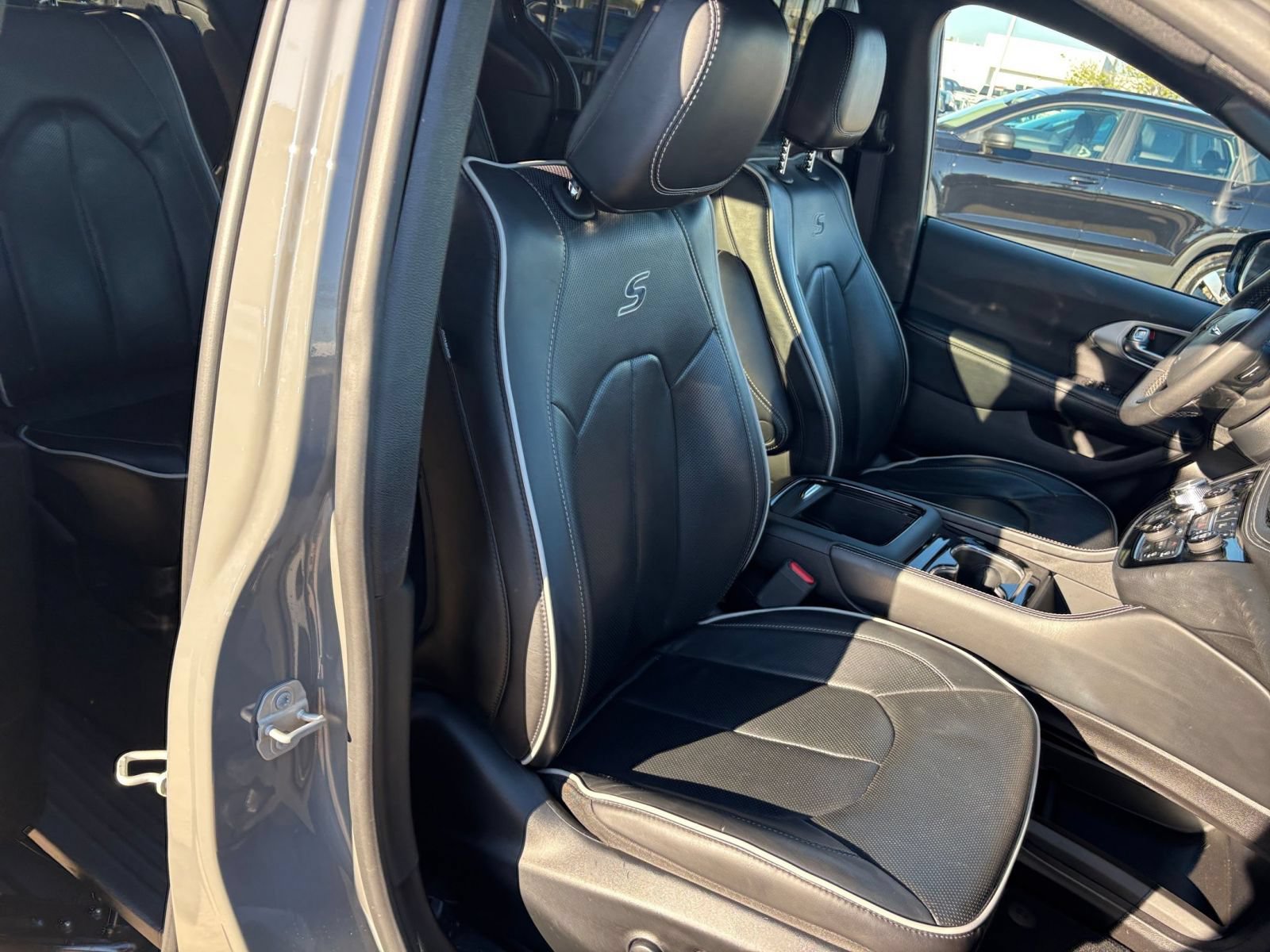 Used 2025 Chrysler Pacifica Limited FWD image 40