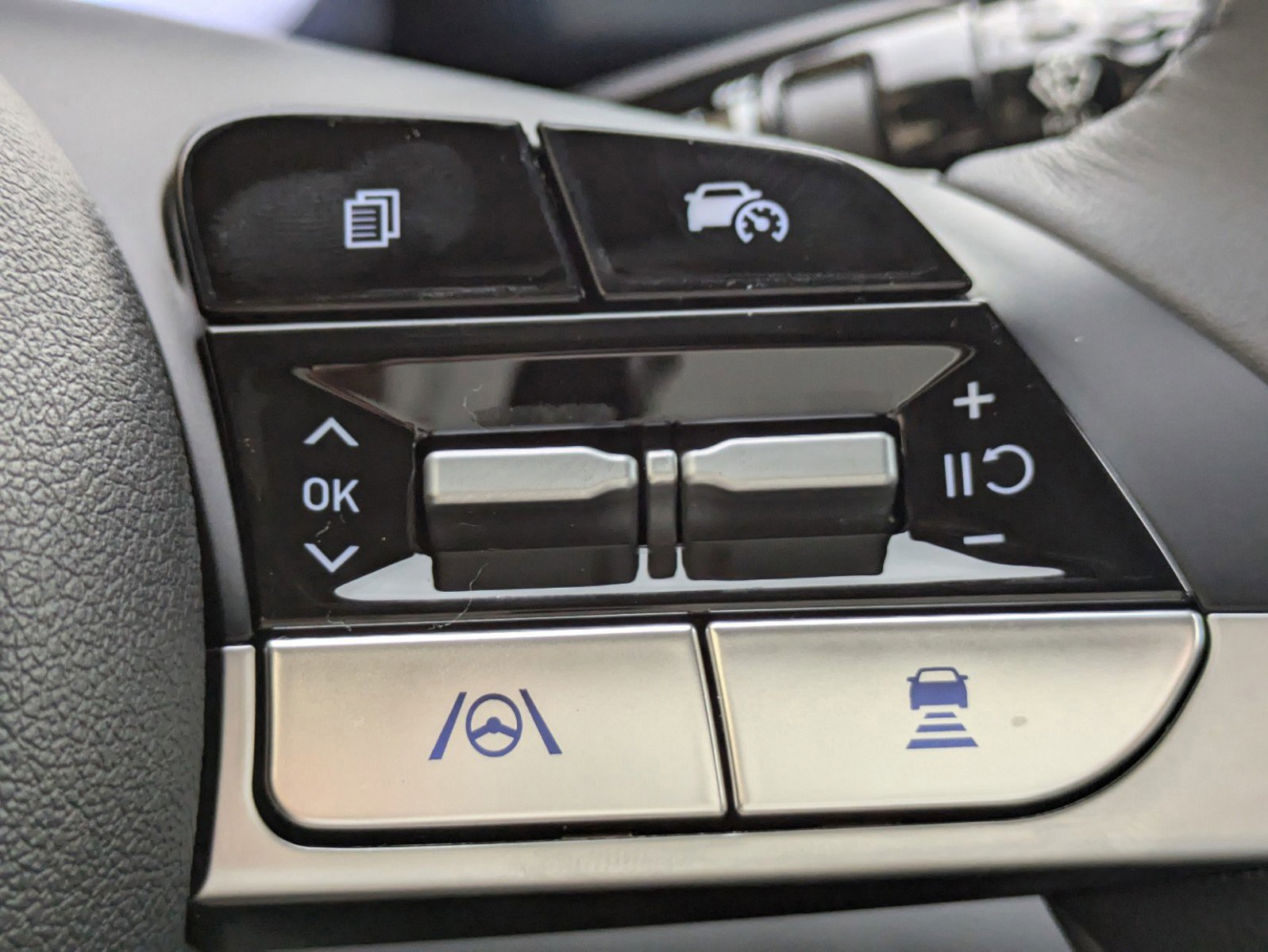 Certified 2025 Hyundai Elantra SEL FWD image 22