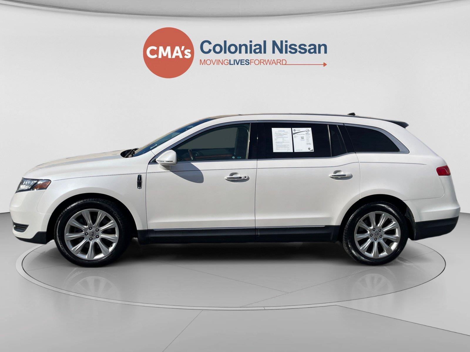 Used 2018 Lincoln MKT AWD image 2