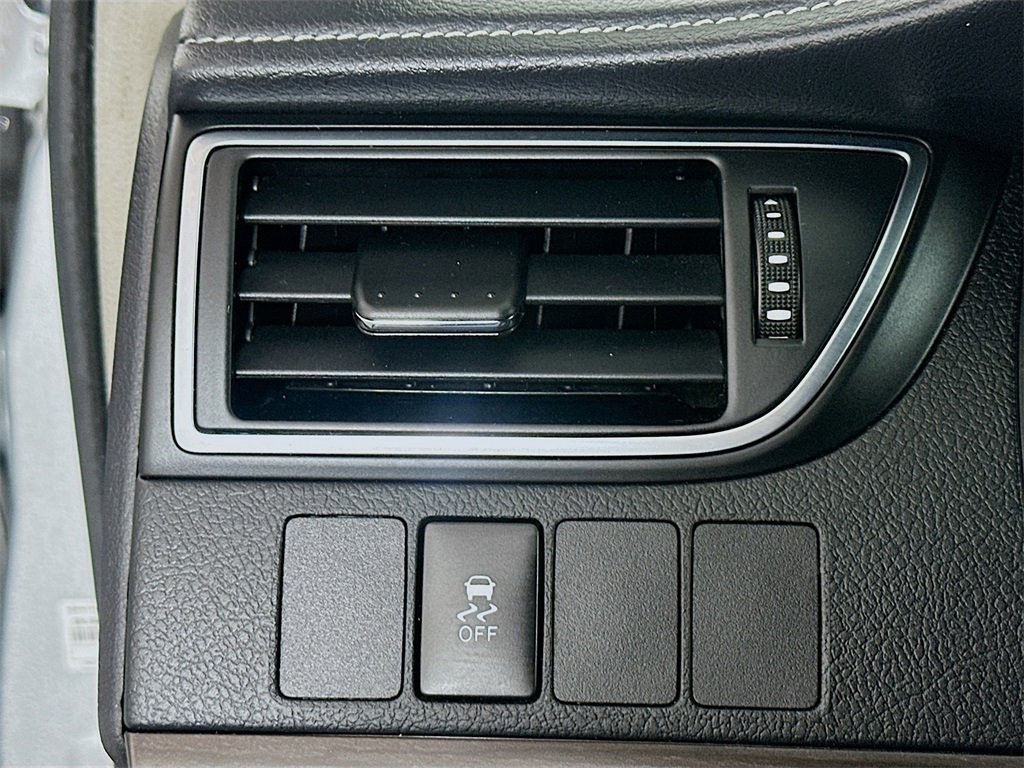 Used 2017 Toyota Camry XLE image 10