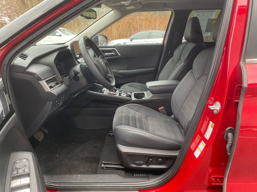 Used 2023 Mitsubishi Outlander SE image 12