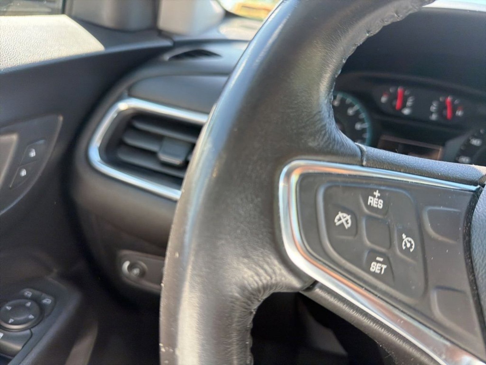 Used 2018 Chevrolet Equinox LT FWD image 26