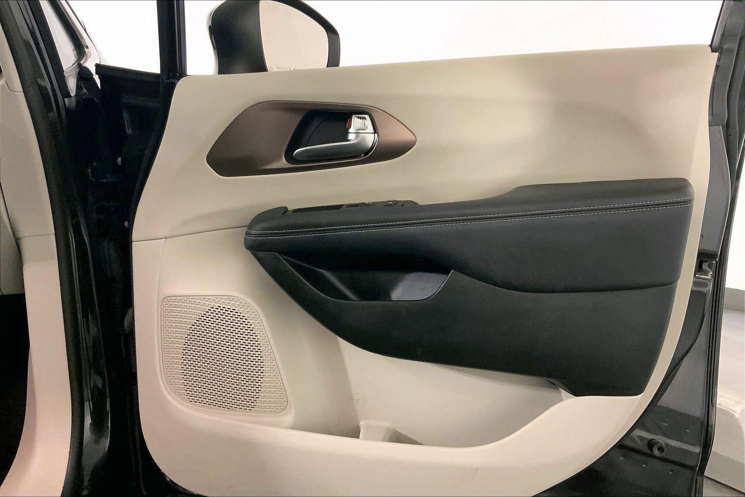 Used 2023 Chrysler Voyager LX image 26