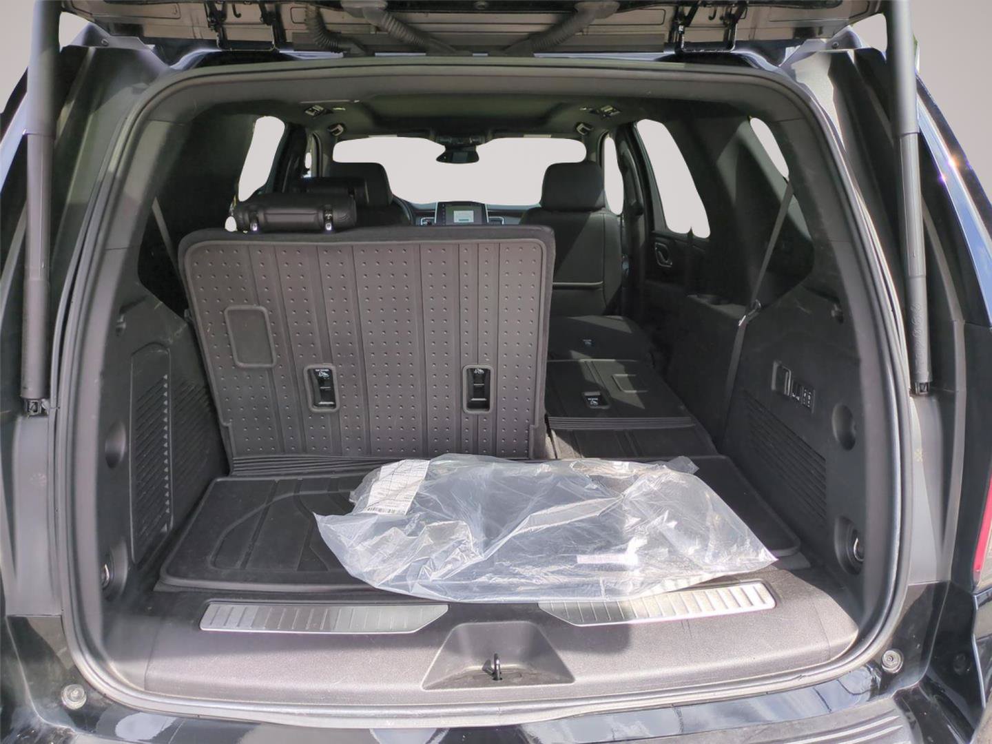 Used 2024 Chevrolet Tahoe Z71 w/ Luxury Package AWD/4WD image 10