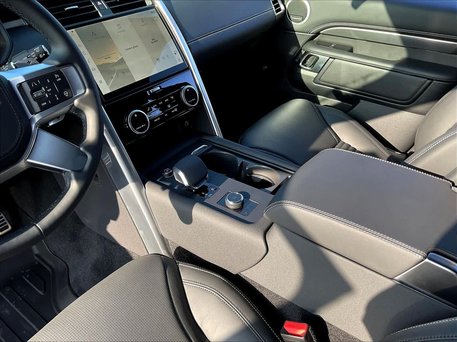 New 2025 Land Rover Discovery Metropolitan Edition AWD/4WD image 10