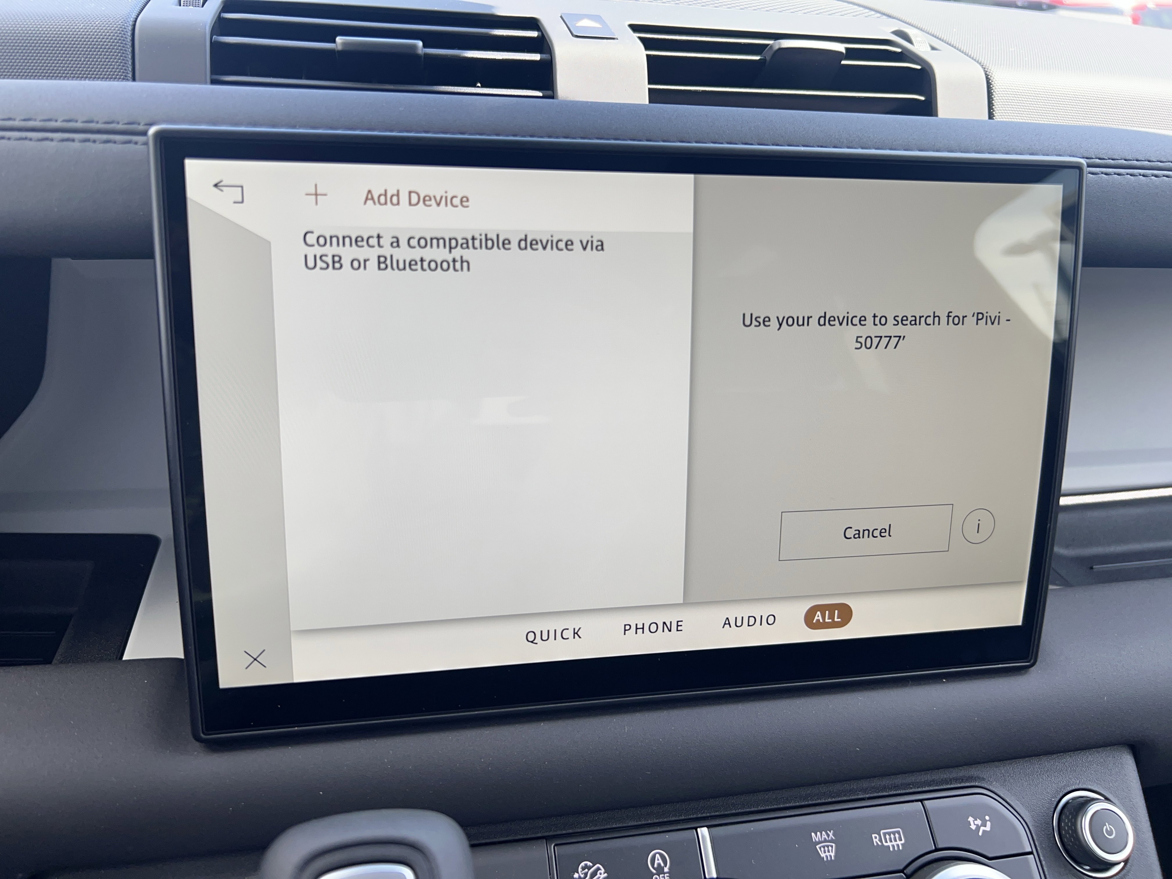 New 2025 Land Rover Defender 90 X-Dynamic SE image 18