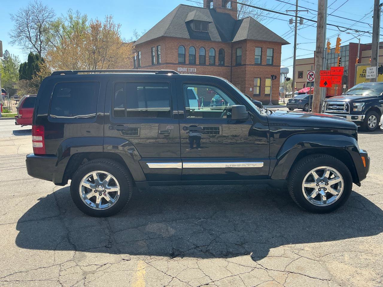 Used 2012 Jeep Liberty Sport AWD/4WD image 2
