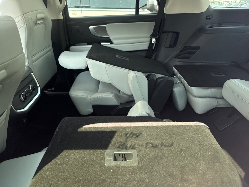 Used 2025 Ford Expedition Platinum w/ Driver's Package AWD/4WD image 8