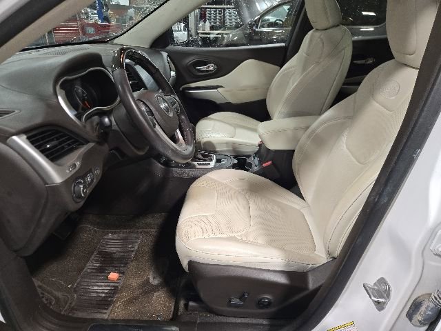 Used 2018 Jeep Cherokee Overland w/ Technology Group AWD/4WD image 13