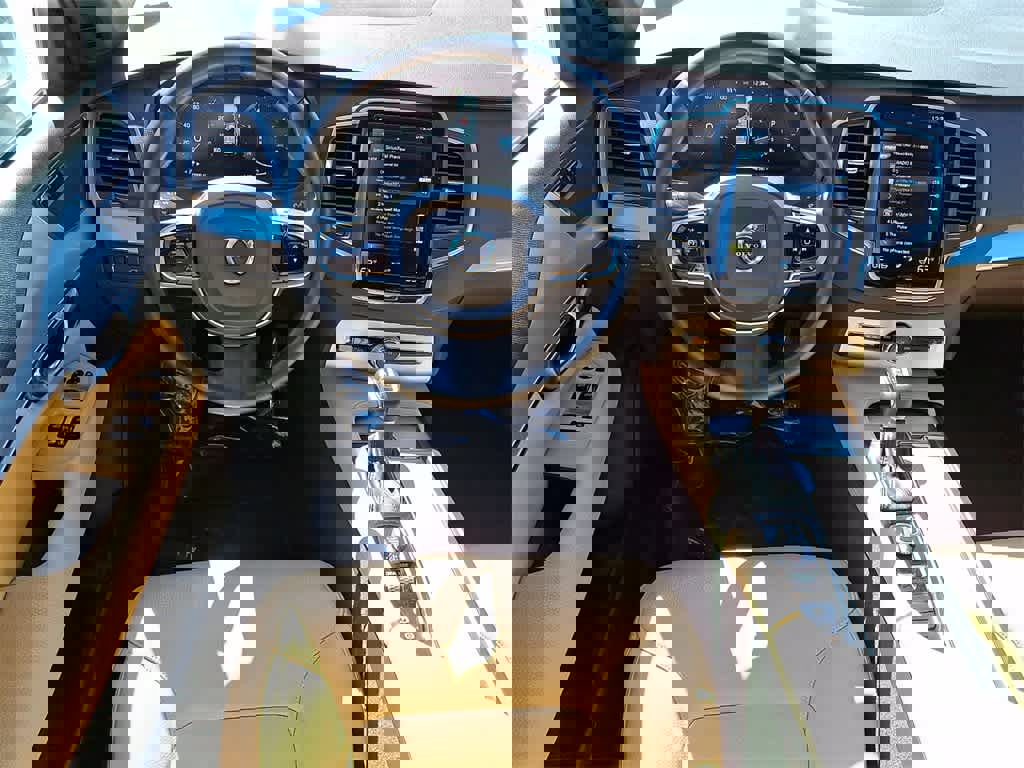 Used 2018 Volvo XC90 T6 Momentum w/ Convenience Package image 9