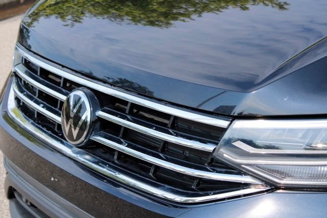 Used 2024 Volkswagen Tiguan SE w/ Panoramic Sunroof Package AWD/4WD image 9