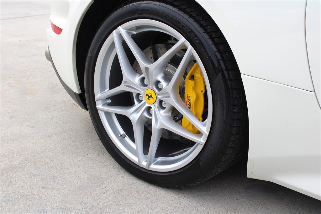 Used 2015 Ferrari California T RWD image 22