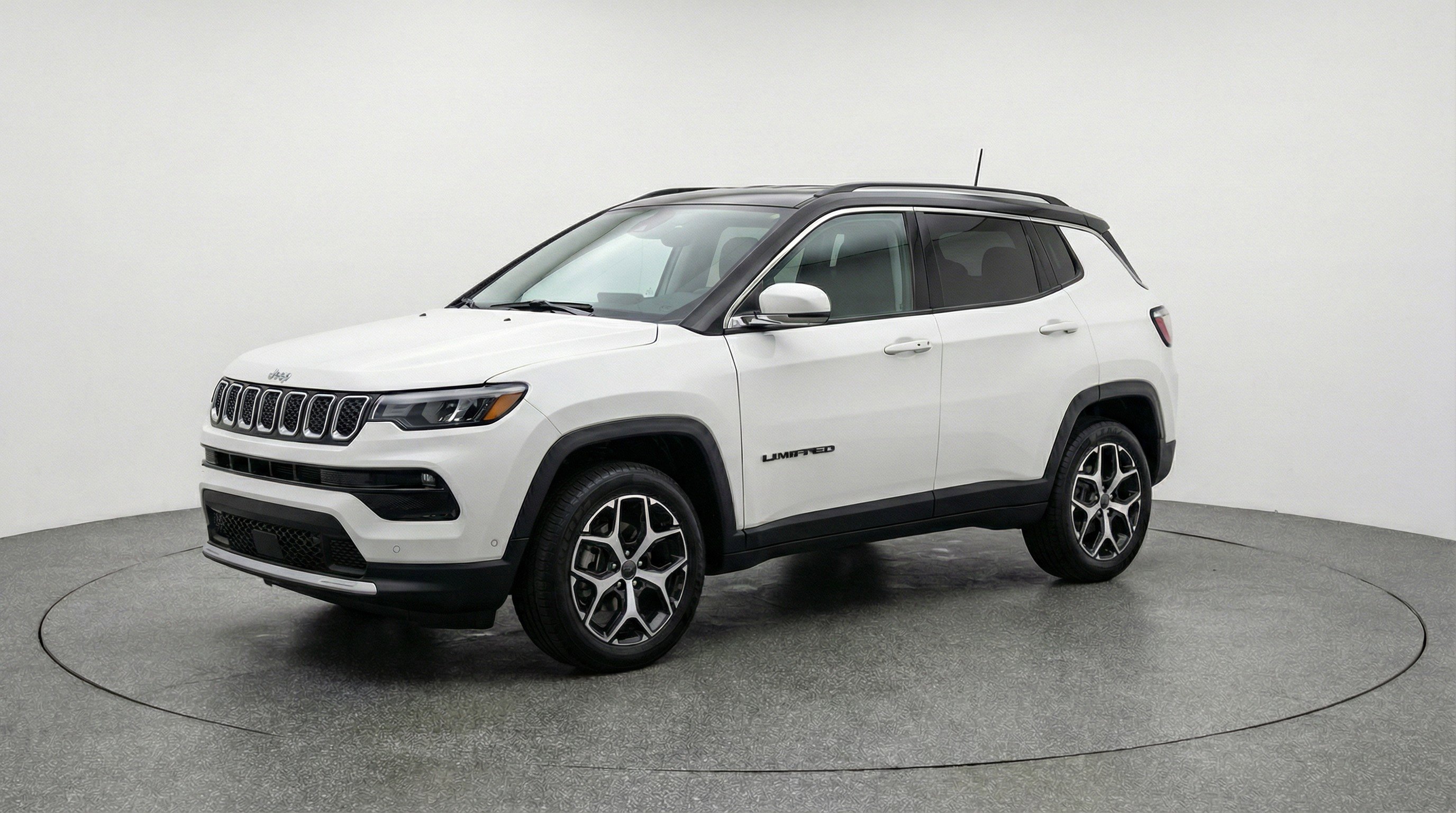 Used 2025 Jeep Compass Limited image 3