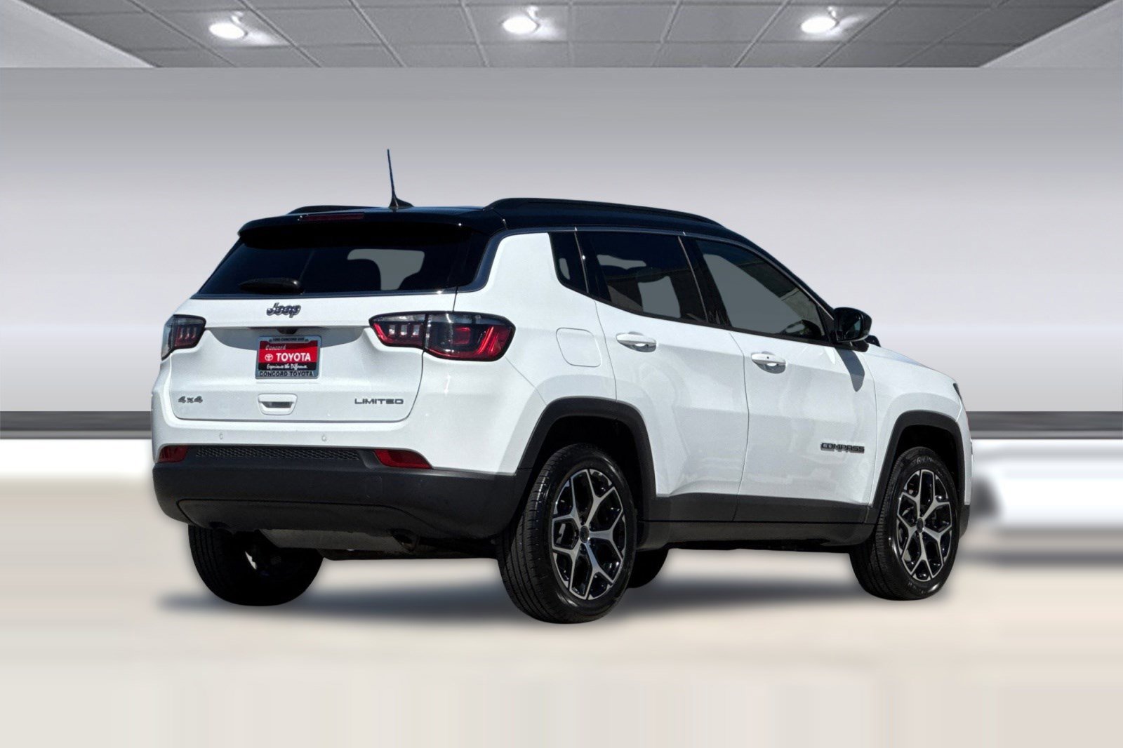 Used 2025 Jeep Compass Limited image 3