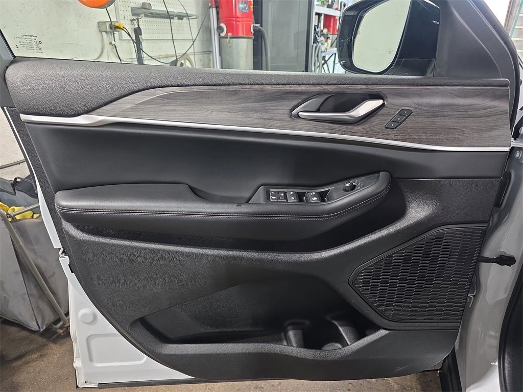 Used 2024 Jeep Grand Cherokee L Limited w/ Luxury Tech Group II image 30