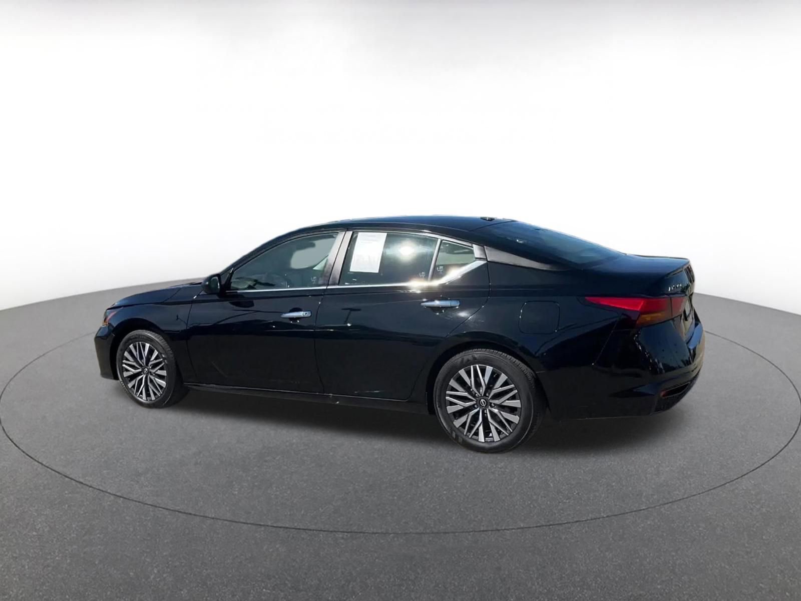 Used 2025 Nissan Altima 2.5 SV image 10