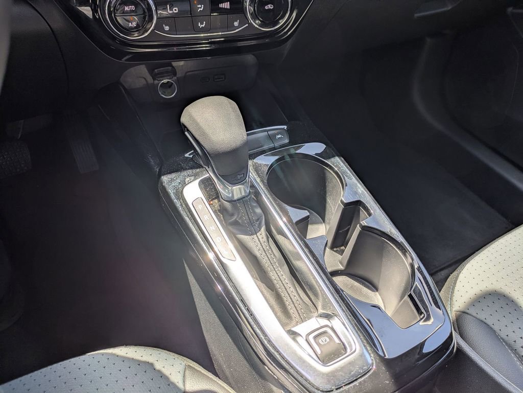 Used 2025 Chevrolet Trax LT w/ LT Convenience Package FWD image 19