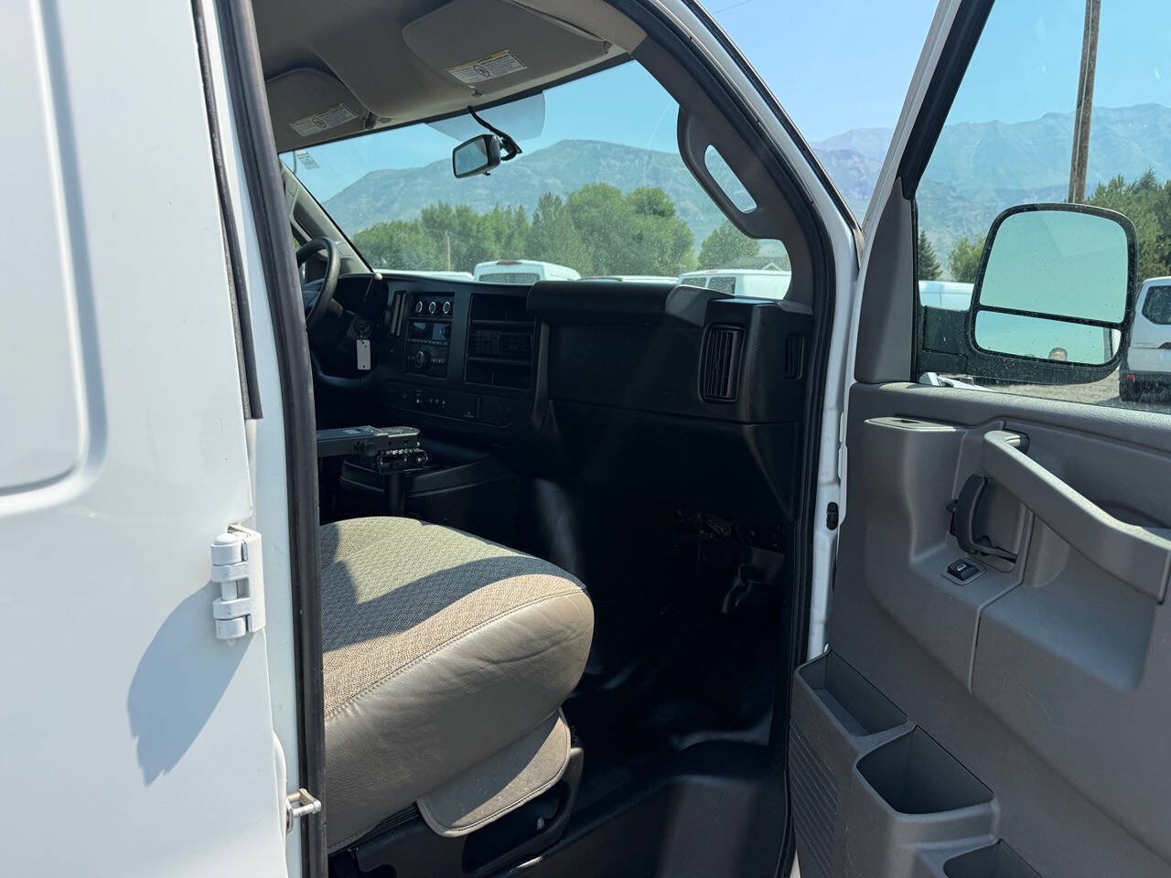 Used 2021 Chevrolet Express 2500 RWD image 17