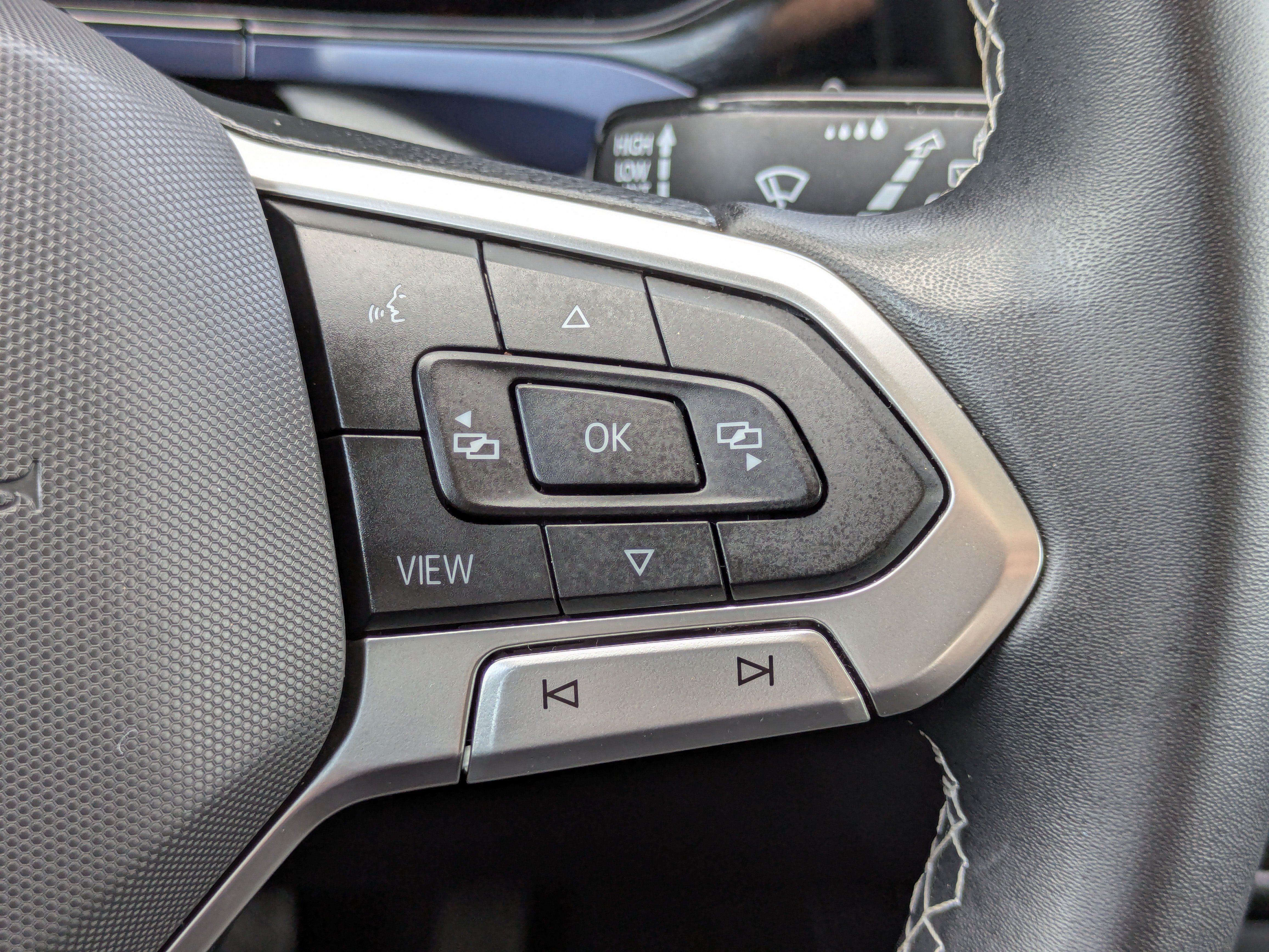 Used 2022 Volkswagen Taos SE w/ Panoramic Sunroof Package FWD image 25