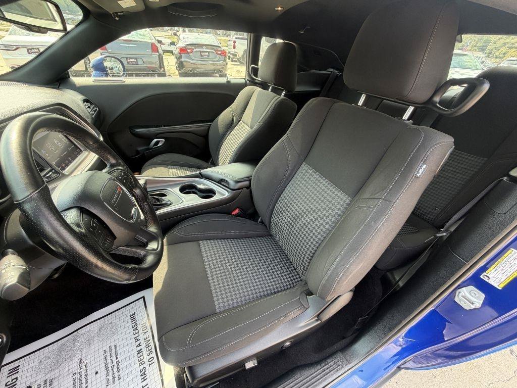 Used 2022 Dodge Challenger SXT w/ Driver Convenience Group AWD/4WD image 10
