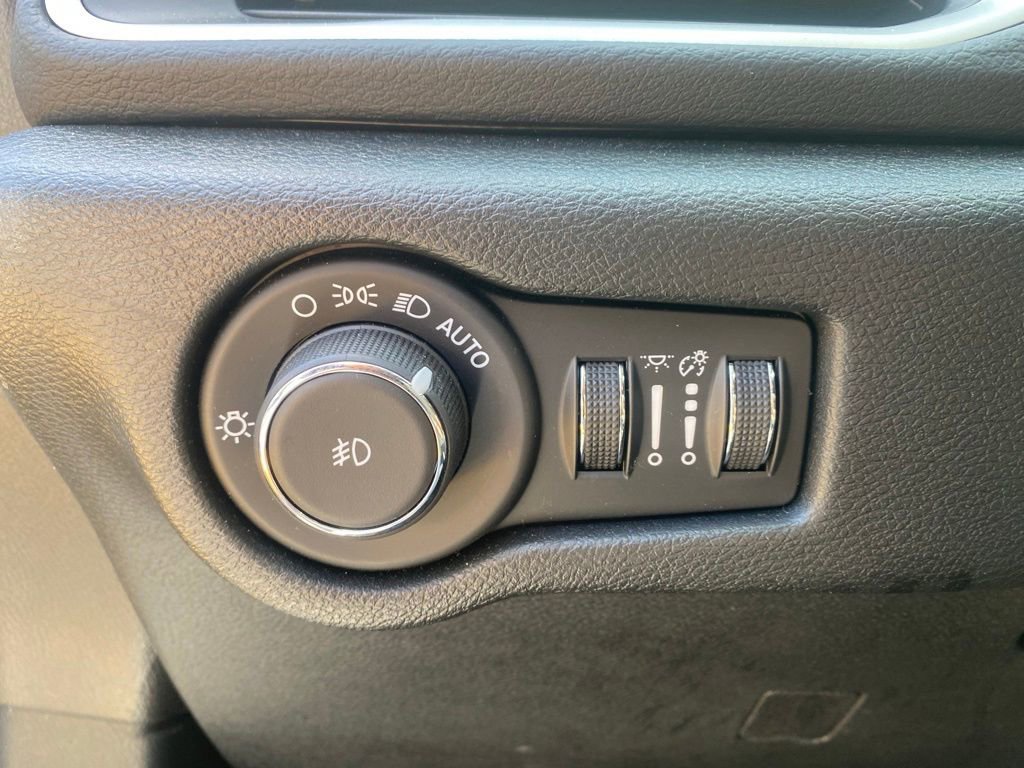 Used 2025 Chrysler Pacifica Select FWD image 16