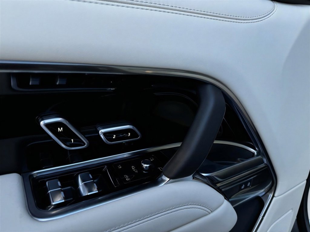 New 2025 Land Rover Range Rover SE image 9
