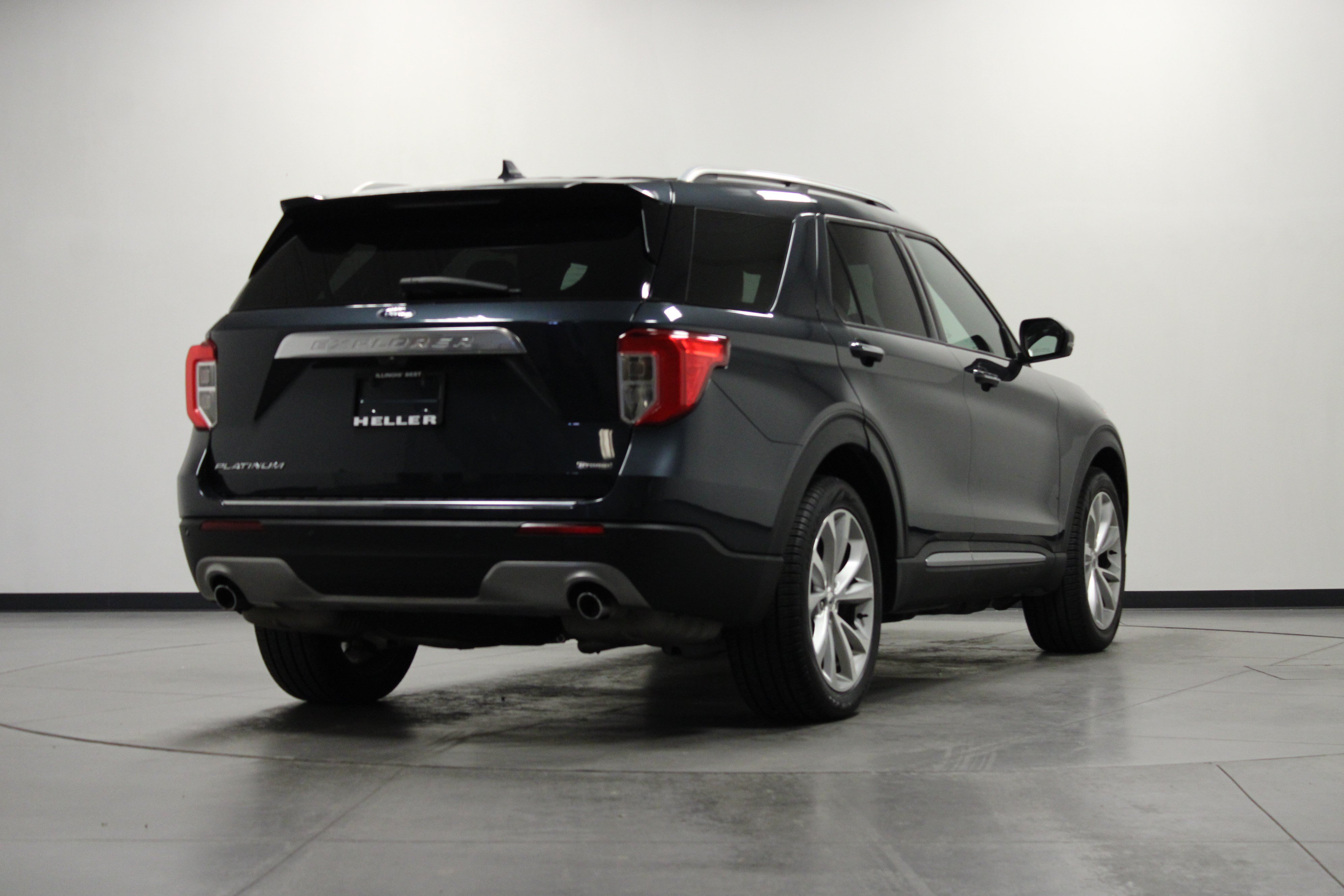 Used 2022 Ford Explorer Platinum w/ Technology Package RWD image 4