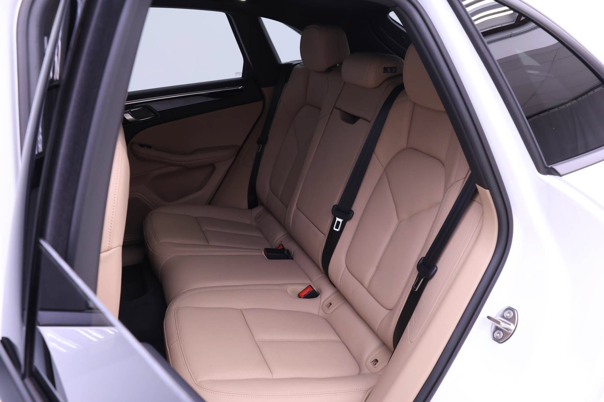 Used 2025 Porsche Macan AWD/4WD image 16