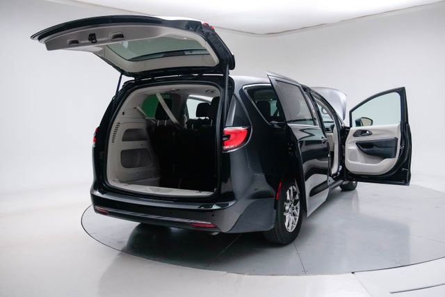 Used 2023 Chrysler Pacifica Touring-L image 21