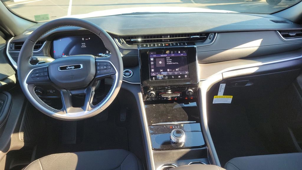 Used 2025 Jeep Grand Cherokee Laredo image 9