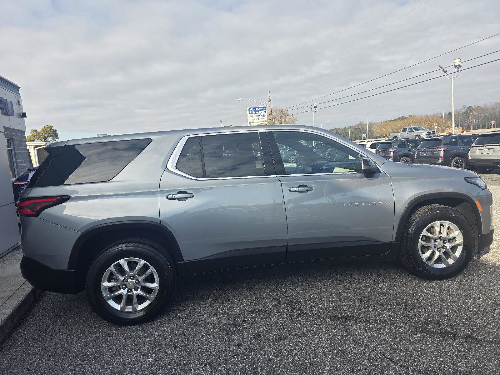 Used 2023 Chevrolet Traverse LS image 4