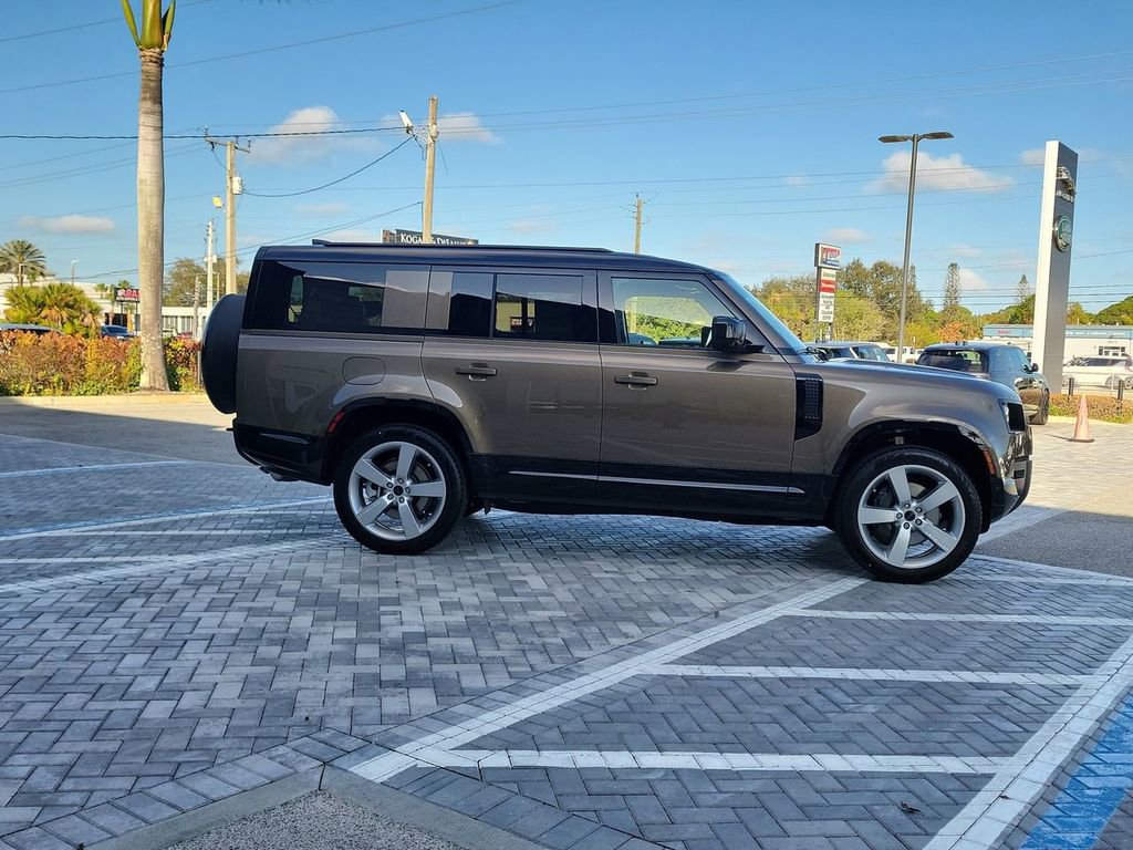 New 2026 Land Rover Defender 130 X-Dynamic SE image 6