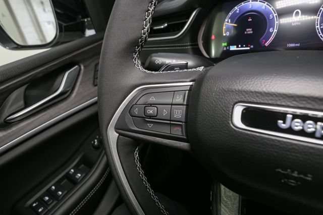Used 2025 Jeep Grand Cherokee Limited AWD/4WD image 35