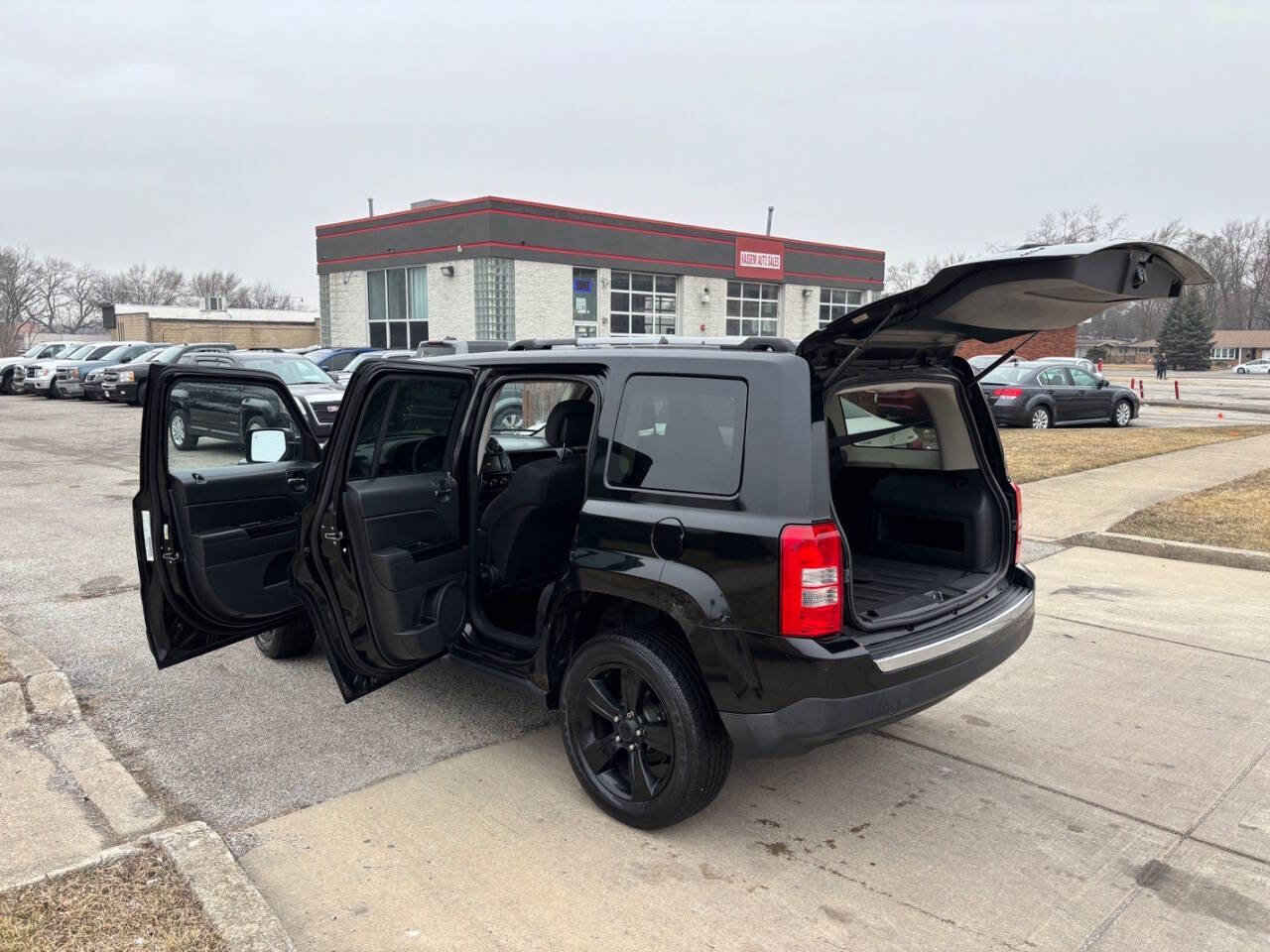 Used 2013 Jeep Patriot Latitude w/ Altitude Pkg image 9