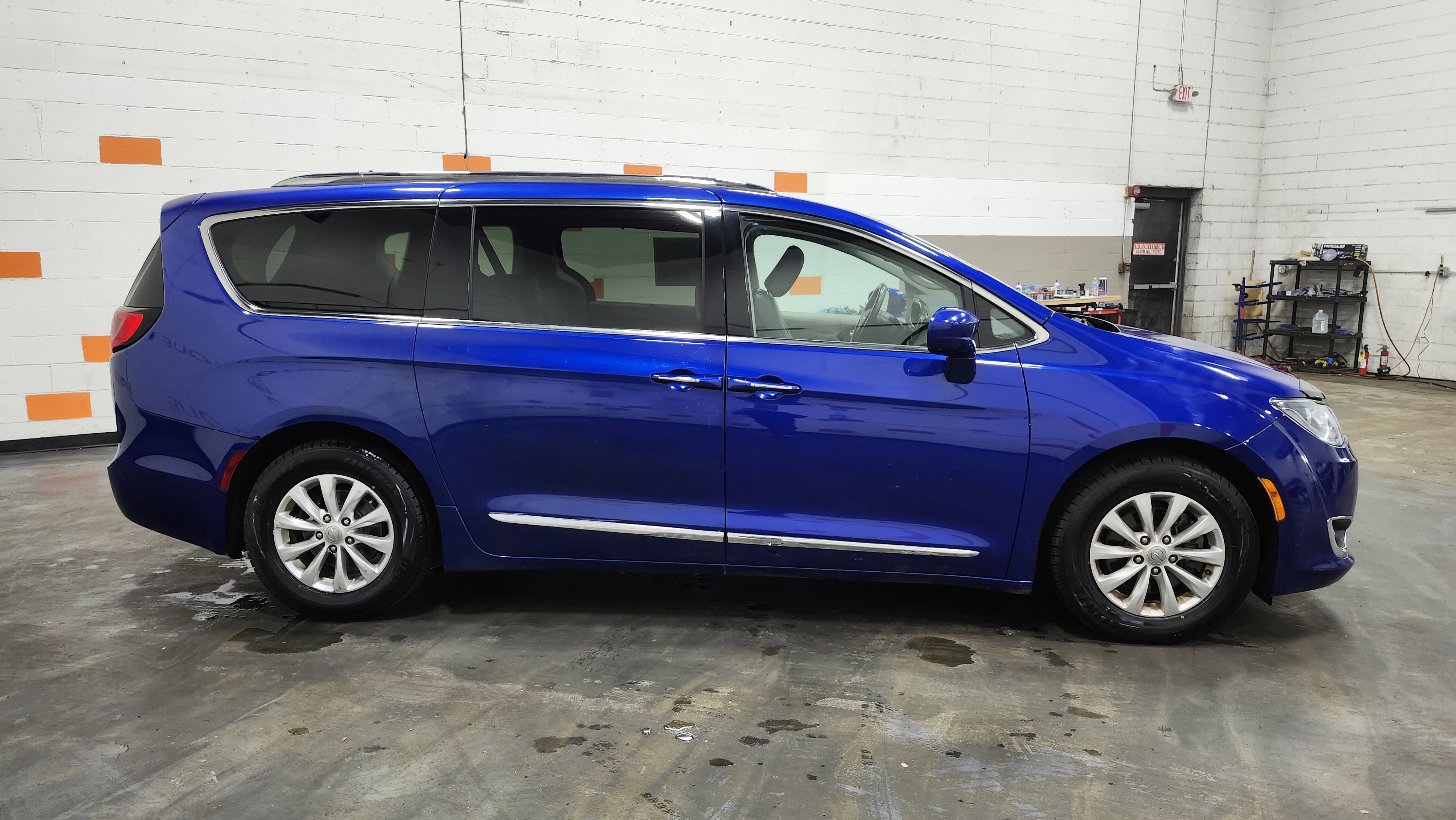 Used 2018 Chrysler Pacifica Touring-L image 16