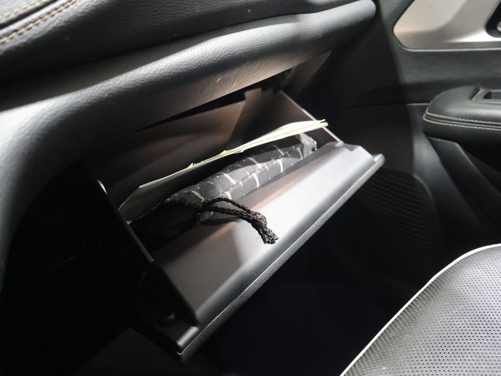 Used 2021 Chrysler Pacifica Limited w/ Uconnect Theater Family Group FWD image 27