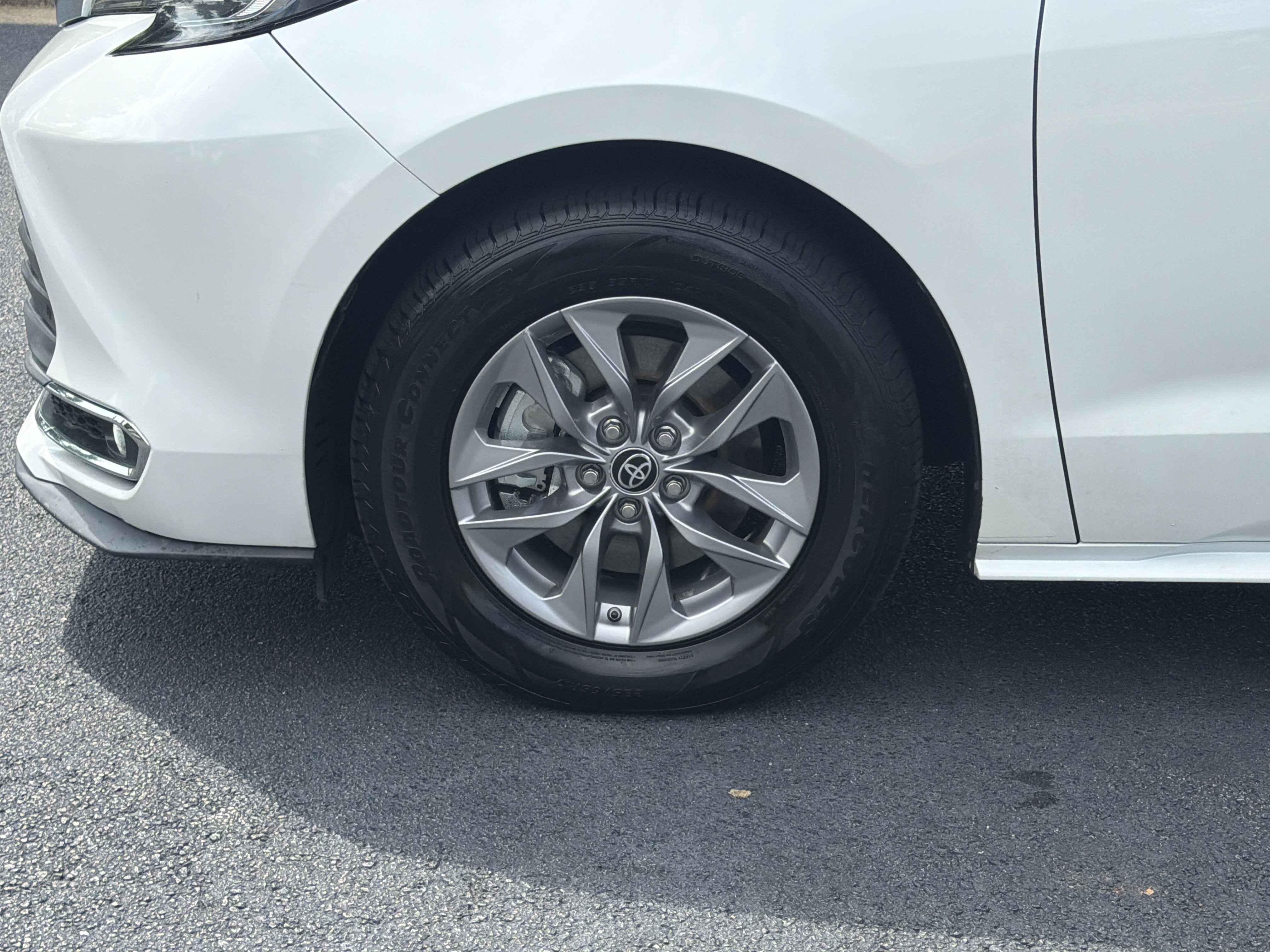 Used 2022 Toyota Sienna XLE FWD image 32