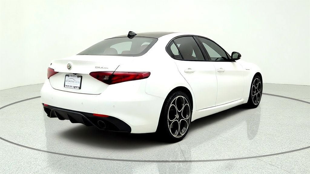 Used 2023 Alfa Romeo Giulia Veloce AWD/4WD image 5