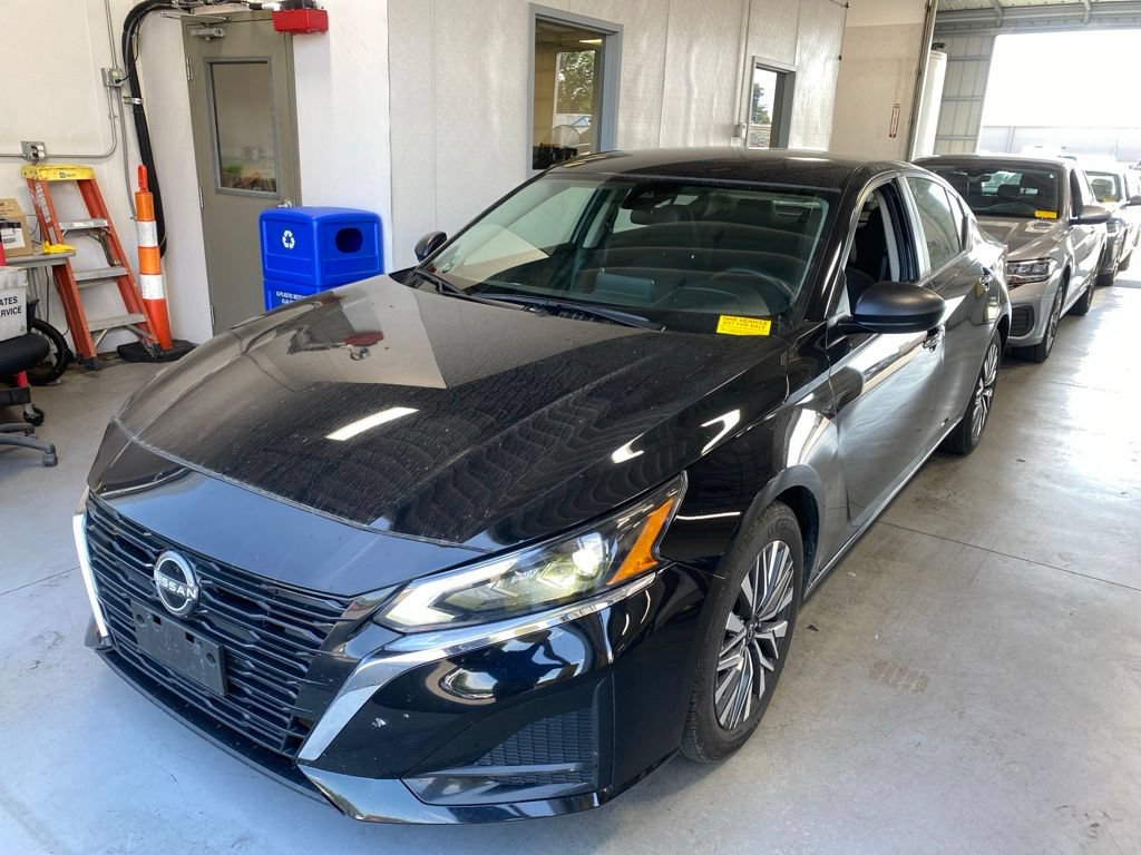 Used 2024 Nissan Altima 2.5 SV FWD image 2