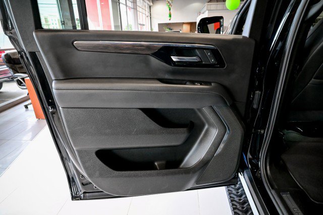 Used 2025 Chevrolet Suburban Z71 image 23