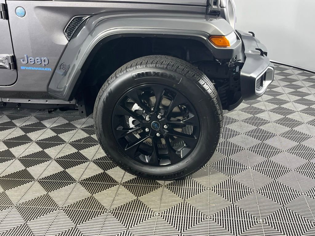 Used 2025 Jeep Wrangler Unlimited Sahara w/ Safety Group image 13