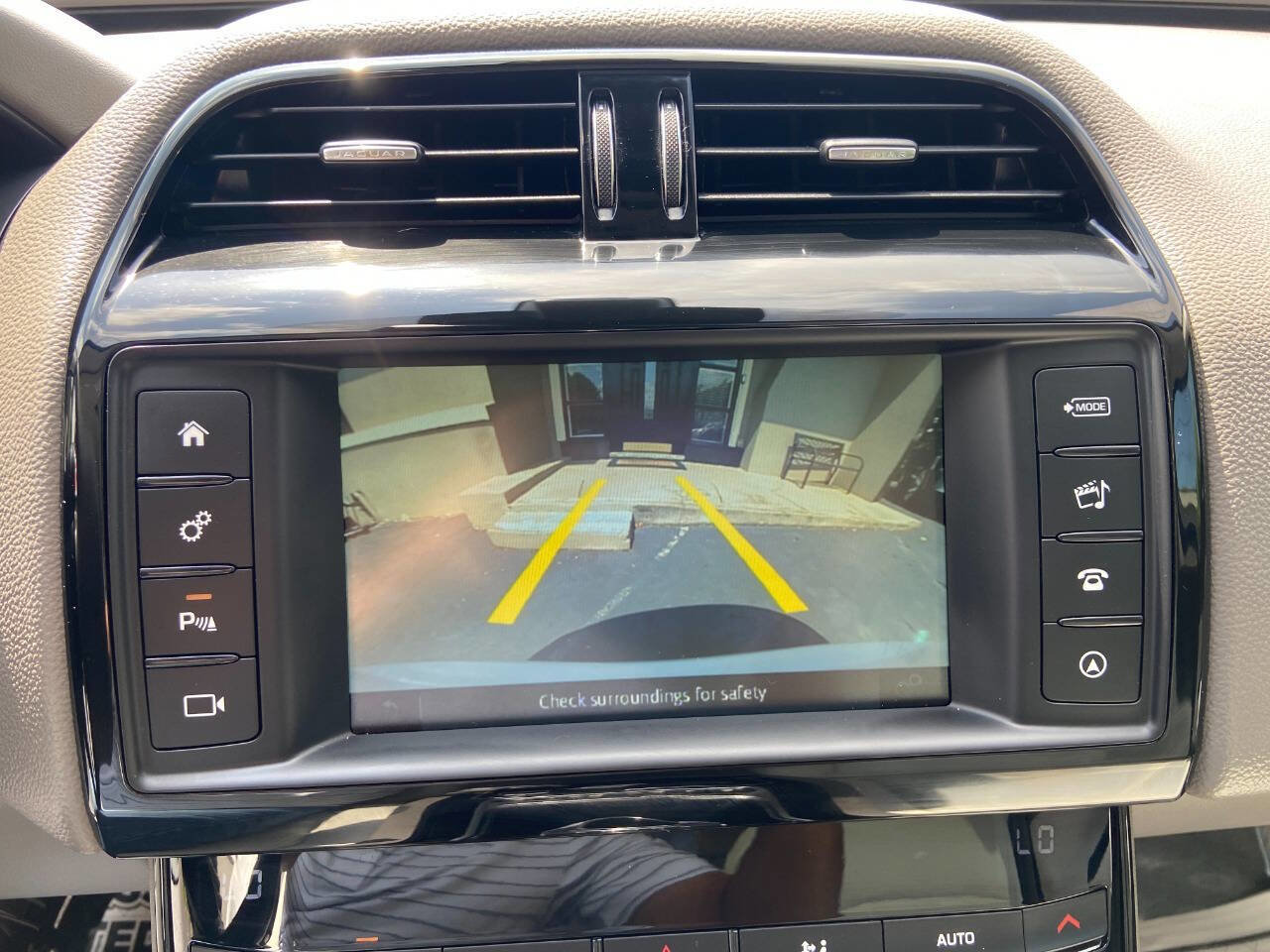Used 2018 Jaguar XE Premium image 16