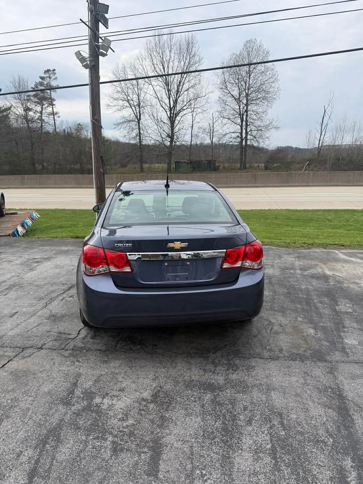 Used 2013 Chevrolet Cruze LS image 6
