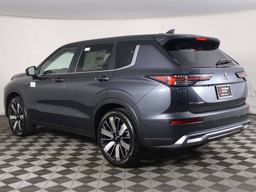 New 2025 Mitsubishi Outlander SE image 11