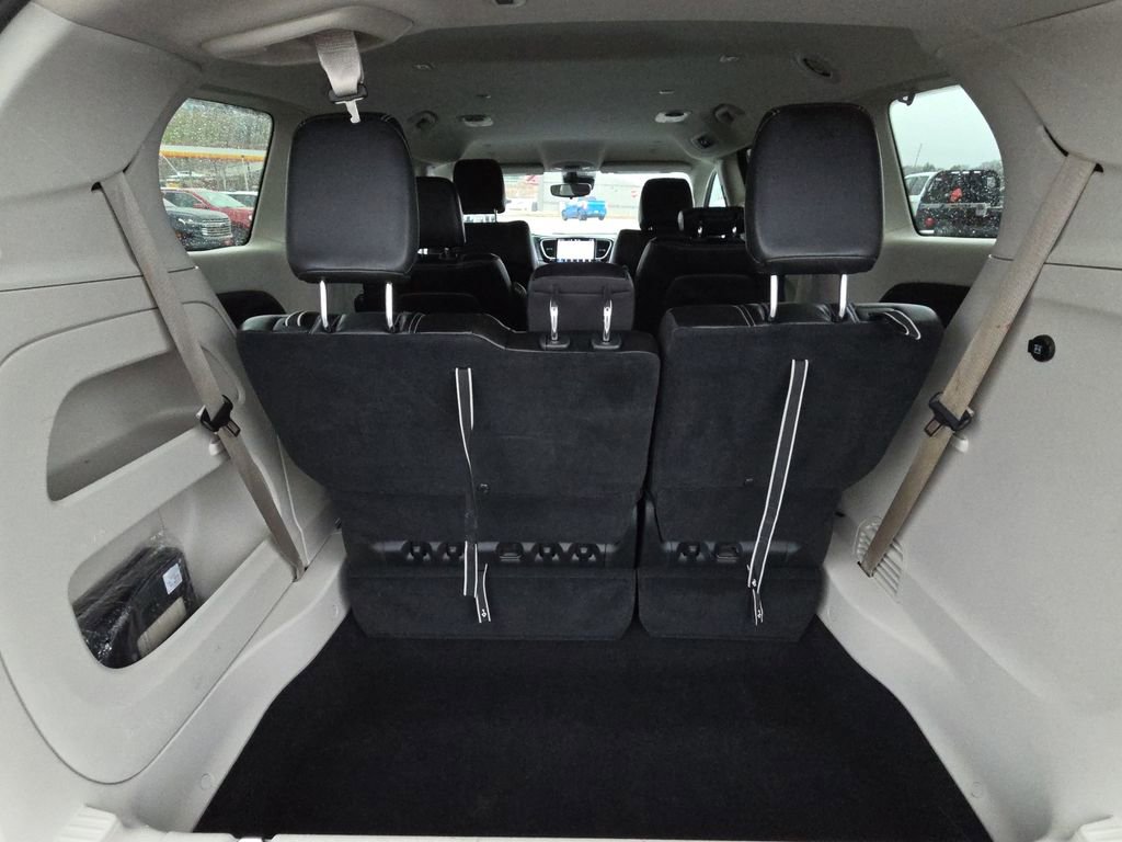 Used 2023 Chrysler Pacifica Touring-L image 31