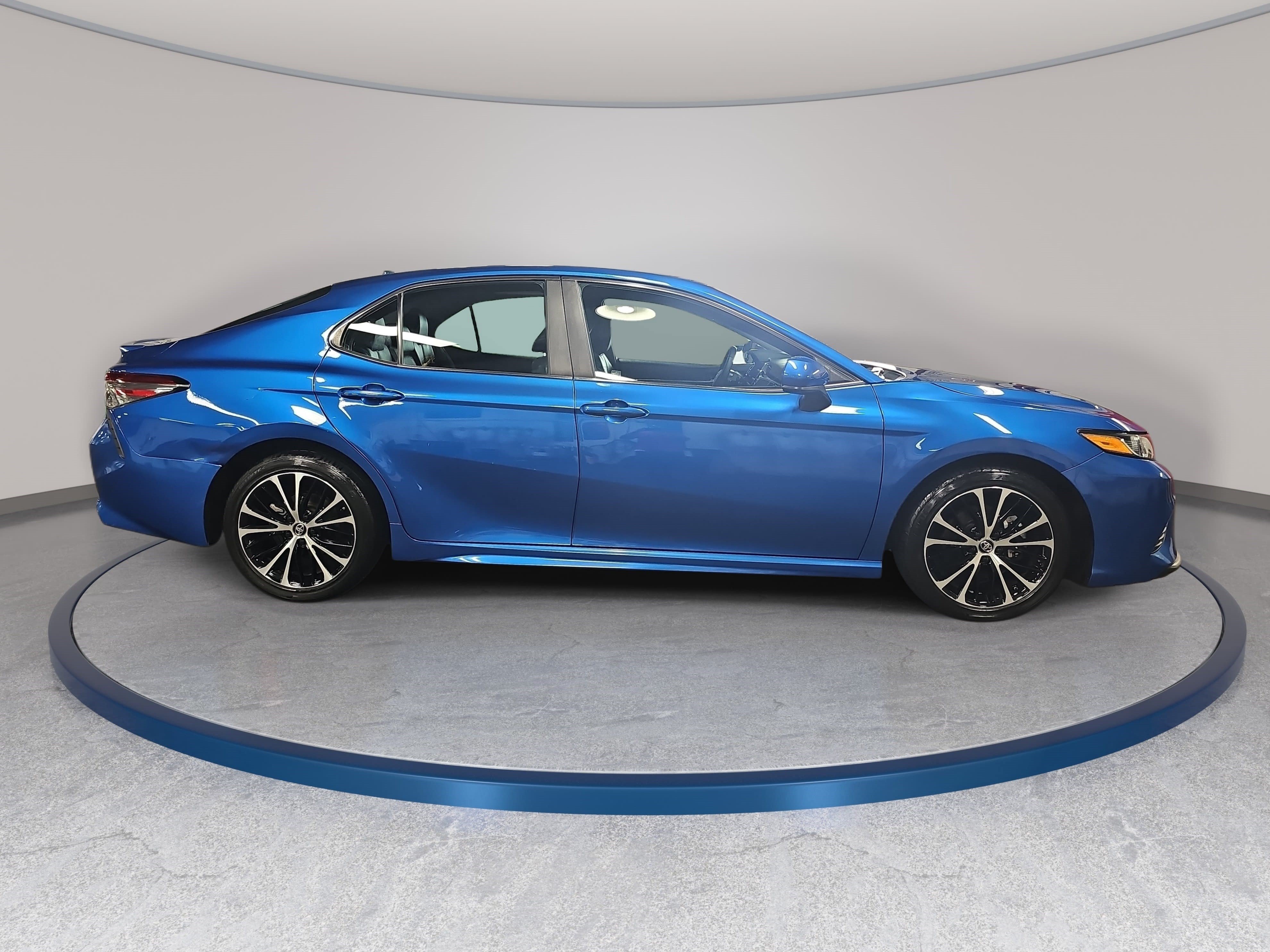 Used 2018 Toyota Camry SE w/ Moonroof Package FWD image 4