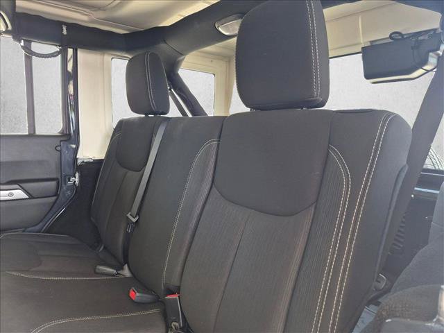 Used 2017 Jeep Wrangler Unlimited Sahara w/ Connectivity Group AWD/4WD image 17
