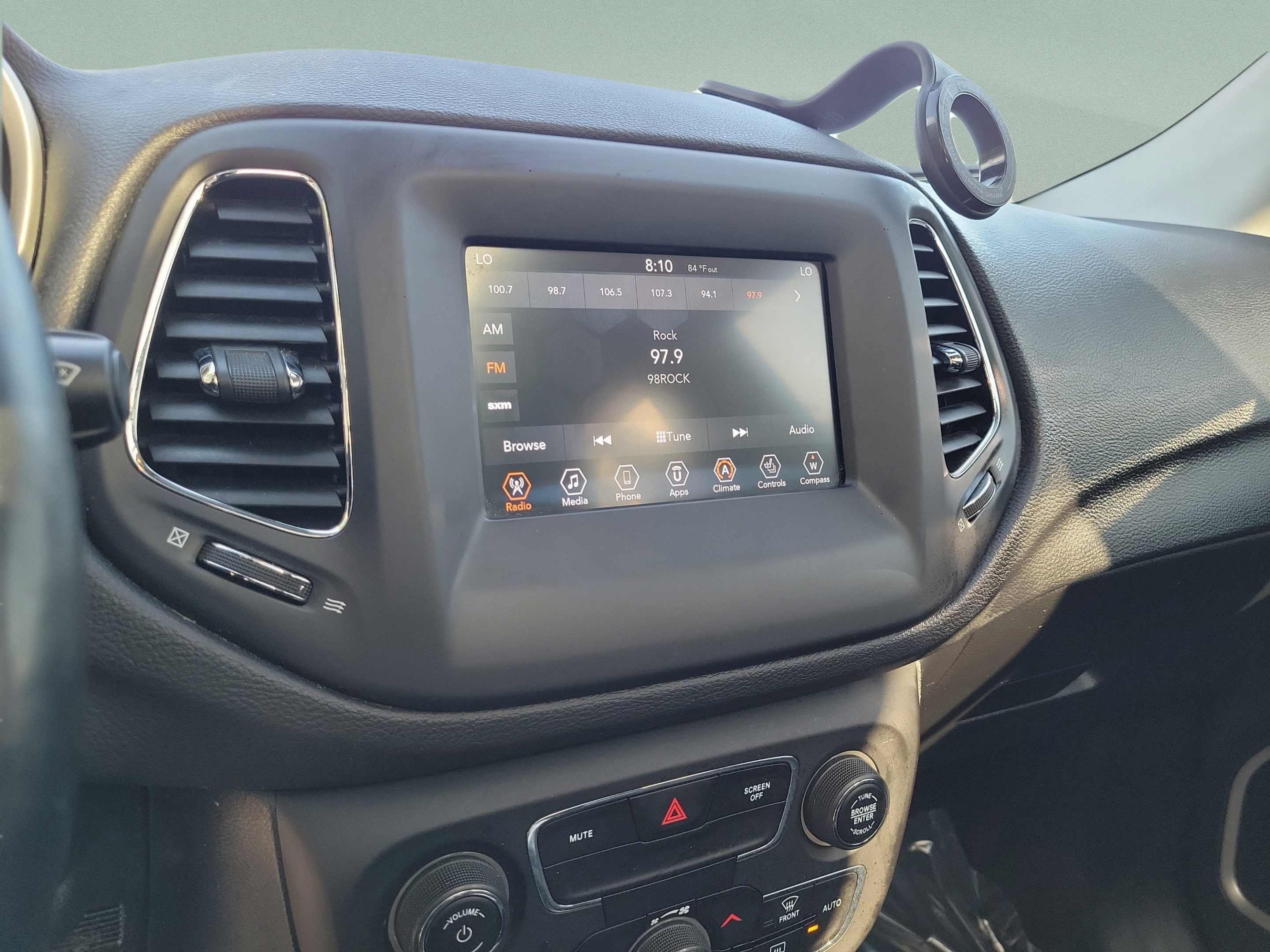 Used 2019 Jeep Compass Latitude w/ Cold Weather Group AWD/4WD image 17