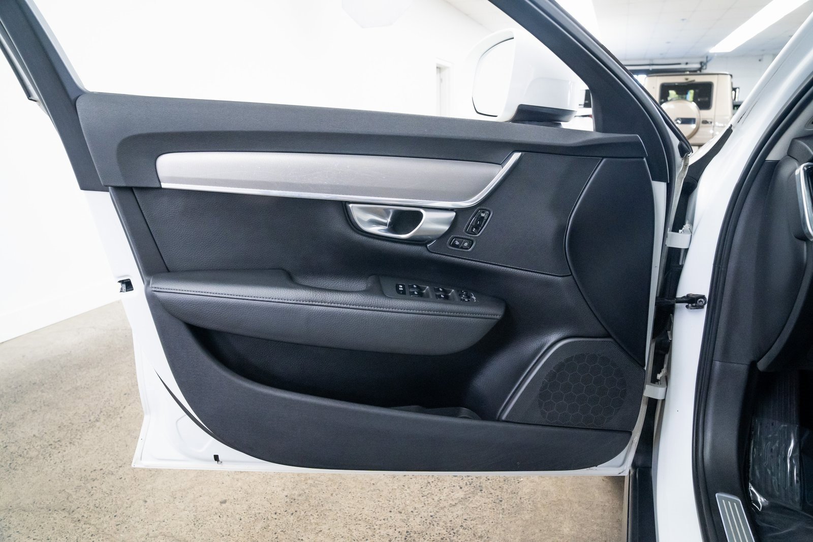 Used 2017 Volvo V90 T6 Cross Country image 16