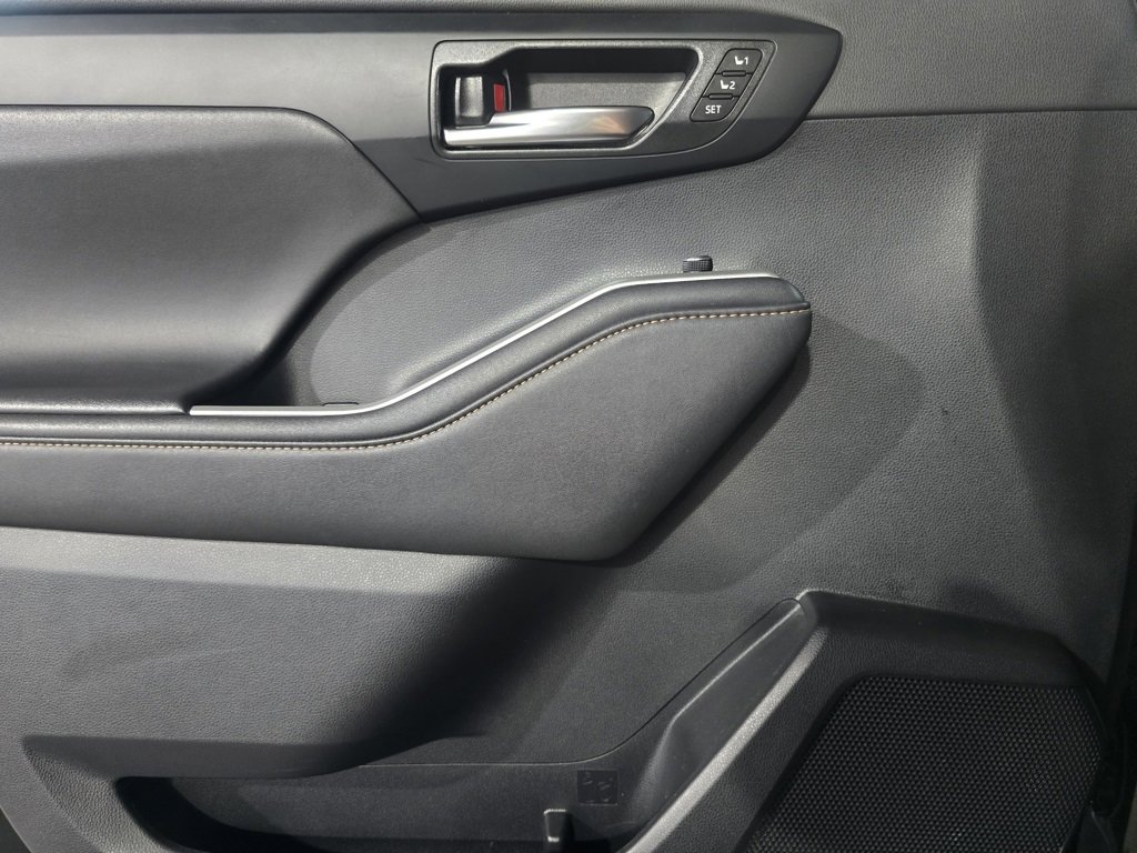 Used 2023 Toyota Highlander Bronze Edition image 12